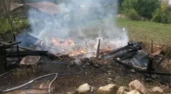 Kastamonu'da İki Katlı Ahşap Ev Küle Döndü