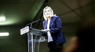 Fransa'da Aşırı Sağcı Le Pen, Partisine Dönmek İstiyor