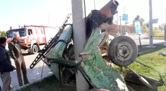 Isparta - İkiye Katlanan Otomobilin Sürücüsü Hafif Yaralı Kurtuldu