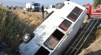 Öğrenci Servis Minibüsü Otomobille Çarpıştı: 10 Yaralı