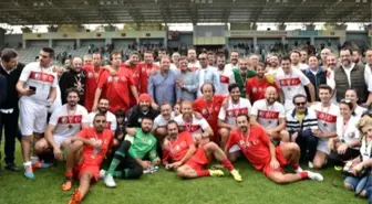 Görüntülü Haber) Ünlüler ile Eski Futbolcular, Lösemili Çocuklar İçin Sahada (1)