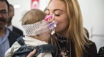 Lindsay Lohan Başına Yazmasını Örtüp Sığınmacıları Ziyaret Etti