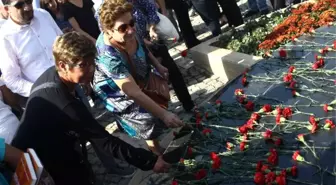 10 Ekim'de Ölenler İçin Barış Anıtı'na Karanfil Bıraktılar