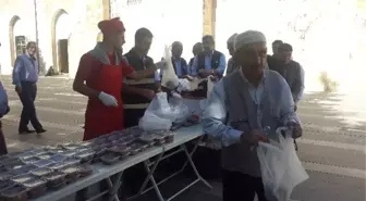 Silvan Belediyesi Aşure Dağıttı.