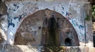 150 Yıllık Tarihi Çeşme Yosun Bağladı