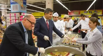 Carrefoursa, Maltepe Park'ta Müşteri ve Çalışanlarına Aşure Dağıttı