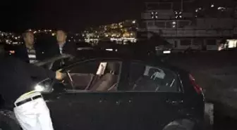 Denize Düşmek Üzere Olan Otomobili Vatandaşlar Kurtardı