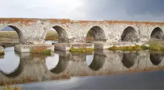 381 Yıllık Köprü, Definecilerin Elinde Oyuncak Oldu