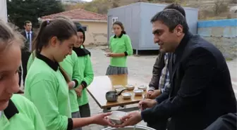 İmece Usulü Aşure Pişirip Öğrencilere Dağıttılar