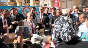 Protokol Aşure Dağıtırken 'O' Birasını Yudumladı