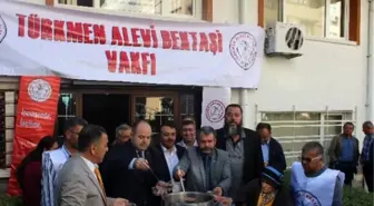 Türk Kızılayı ve Türkmen Alevi Bektaşi Derneği Üyeleri Aşure Dağıttı