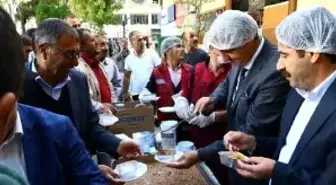 Van Büyükşehir Belediyesi Vatandaşlara Aşure Dağıttı