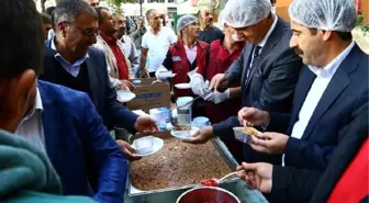 Van Büyükşehir Belediyesi Vatandaşlara Aşure Dağıttı