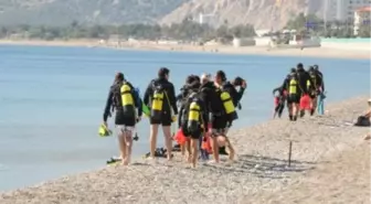 Konyaaltı Sahili'nde Deniz Dibi Temizliği