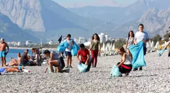 Öğrenciler Plajı Temizledi