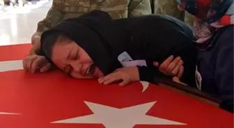 Şehit Eşinin Tabuta Kapanıp, 'Aşkım Yuvam Dağıldı' Diye Ağladı