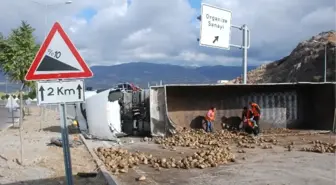 Tokat'ta Pancar Yüklü Tır Devrildi: 1 Yaralı