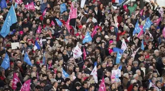 Paris'te Eşcinsellere Evlilik Hakkı Tanıyan Yasa Protesto Edildi