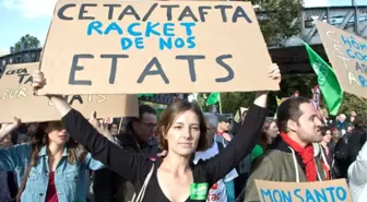 Paris'te Yaklaşık 2 Bin Kişi Ttip ve Ceta'yı Protesto Etti