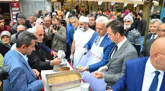 Karasu'da Vatandaşlara Aşure Dağıtıldı