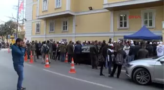 Greve Çıkan Işçiler Bakırköy Belediyesi Önünde Eylem Yaptı