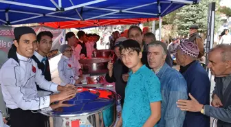 Sandıklı'da Öğrenciler Aşure Dağıttı