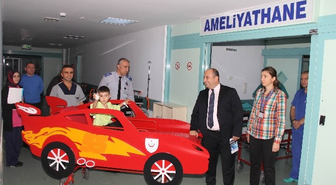 Araba Sedyeyle Çocuklar Ameliyata Güle Oynaya Gidiyor