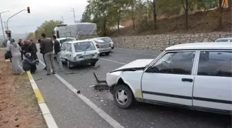 Kırmızı Işıkta Bekleyen Araca Arkadan Vurdu