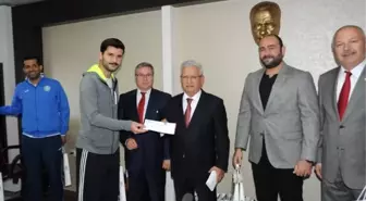 Rektör Özdemir Başarılı Sporcuları Ödüllendirdi