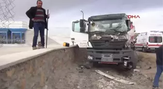 Yozgat Dorsesi Kayan Tır'a Beton Mikseri Ile Otomobil Çarptı 2 Yaralı