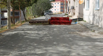 Arsasından Geçen Yolu Çekyatlarla Trafiğe Kapattı