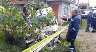 Minibüs Evin Önünde Oturan Yaşlı Kadın ve Torununa Çarptı