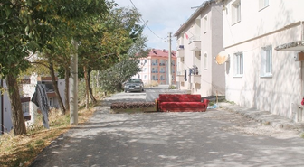 Arsasından Geçen Yolu Çekyatla Trafiğe Kapattı