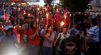 Mezitli'de Meşaleli Cumhuriyet Yürüyüşü