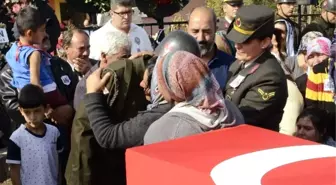 Şehit Annesi Nöbet Tutan Askere Sarıldı, Gözyaşları Sel Oldu