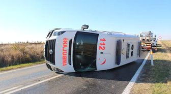 Edirne'de Ambulans Devrildi, Sürücüsü Yaralandı