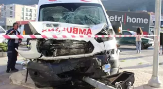 Ambulansla Kamyonet Çarpıştı: 7 Yaralı