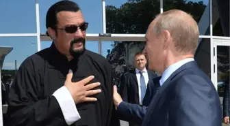 Putin ABD'li Aktör Steven Seagal'a Rus Vatandaşlığı Verdi