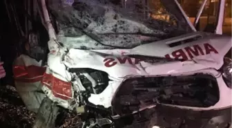 Hasta Taşıyan Ambulans Kaza Yaptı: 3 Yaralı