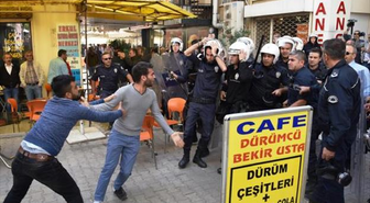 Hdp Gözaltılarını Protesto Eden Gruba Polis Müdahalesi (2)