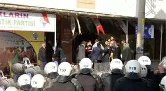 Hdp'lilerin Gözaltına Alınmasını Protesto Eden Gruba Polis Müdahale Etti