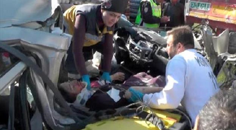 Kamyonet, Tır'a Arkadan Çarptı: 1 Ölü, 4 Yaralı