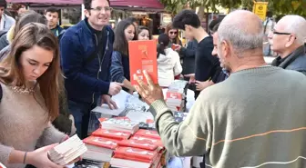 Öğrenciler Ücretsiz Kitap Dağıttı