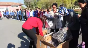 Yoksul 1000 Öğrenciye Kışlık Mont Yardımı