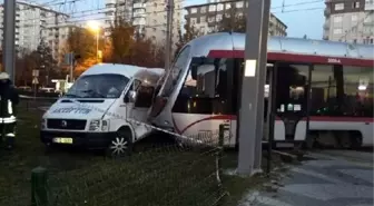 Raylı Sistem Aracı Öğrenci Servisine Çarptı; 7 Yaralı