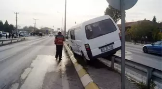 Sakarya'da Otomobil ile Minibüs Çarpıştı: 1 Yaralı