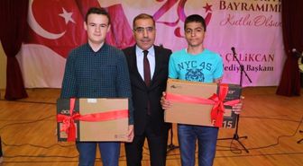 Başkan Çelikcan'dan Birincilere Dizüstü Bilgisayar