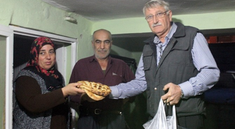Herkes Uyurken O Ekmek Dağıtıyor