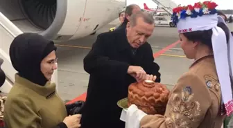 Cumhurbaşkanı Erdoğan'ı Belarus'ta Tuz ve Ekmekle Karşıladılar