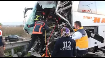 Düzce - Tır'a Çarpan Otobüste Sürücü Öldü, 10 Yolcu Yaralandı